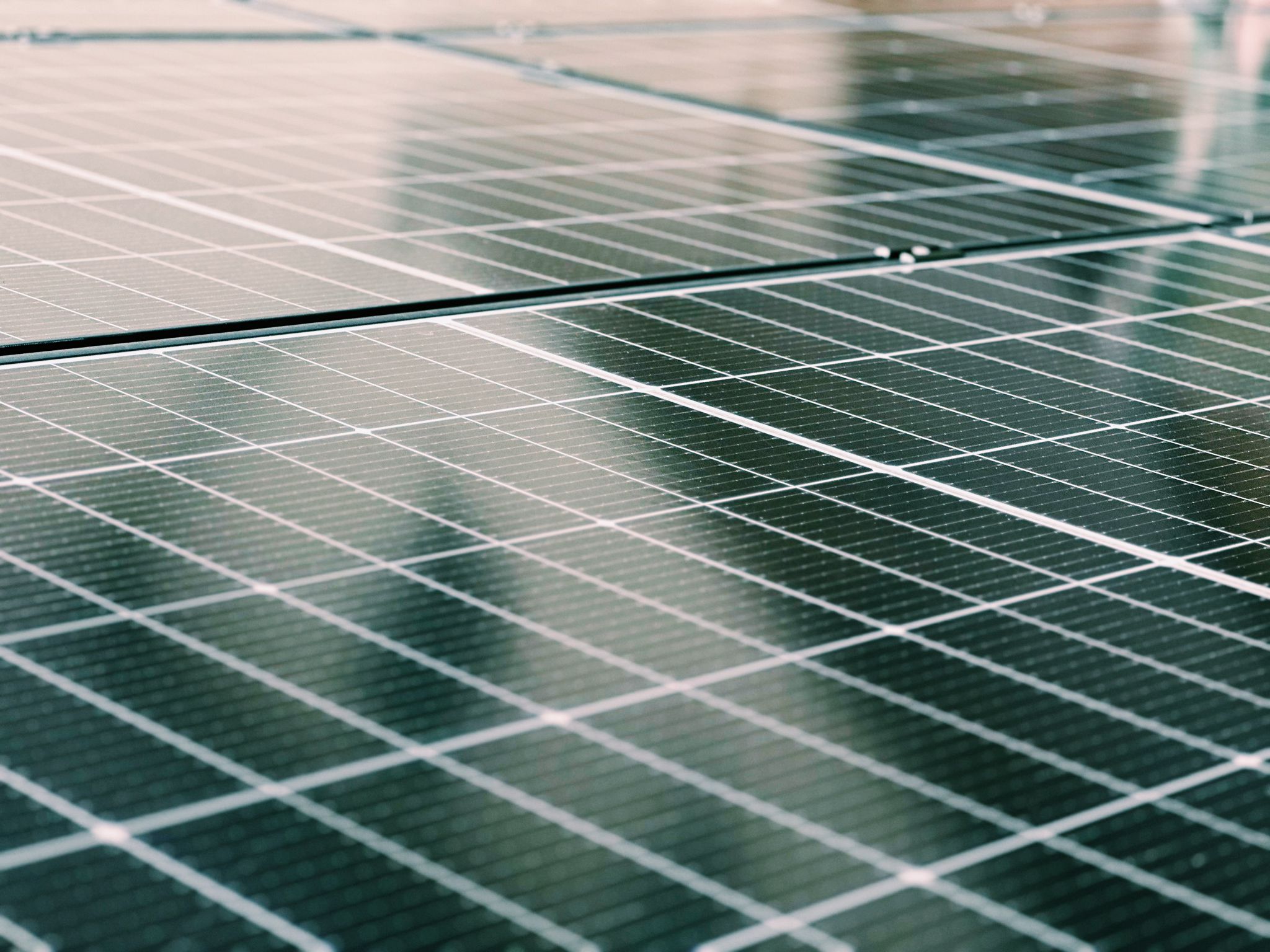 Photovoltaikanlage mit Solarmodulen auf einem Hausdach