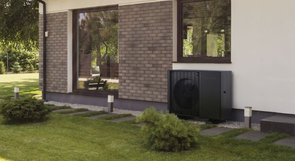 Außeneinheit einer Wärmepumpe an einem Wohnhaus